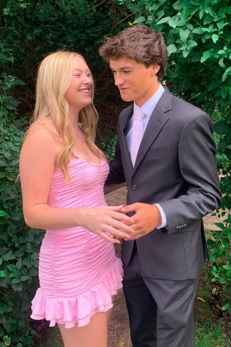 Rosa Etuikleid mit V-Ausschnitt und Plissee, kurzes Homecoming-Kleid J7542