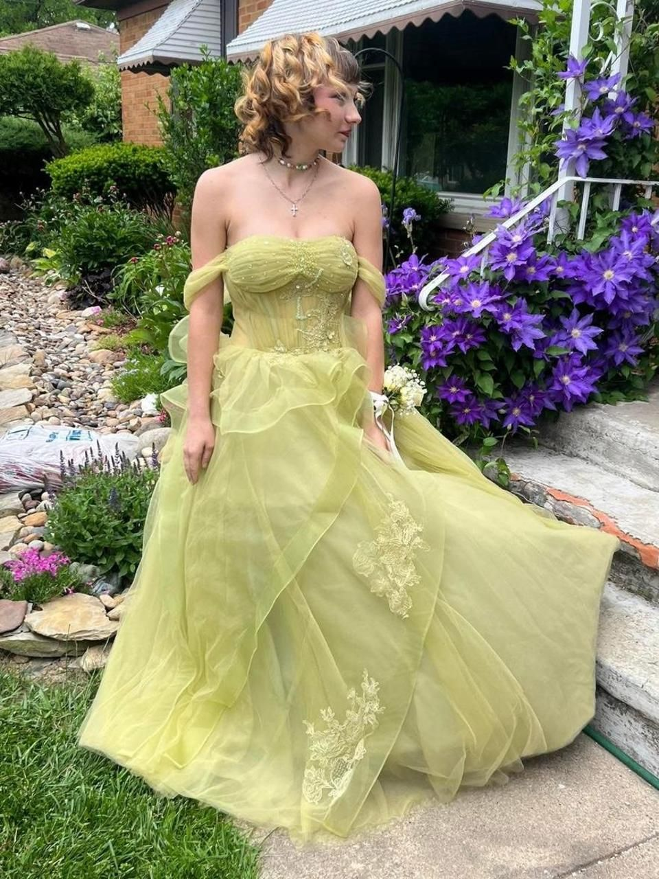 Robe de bal longue verte en tulle à épaules dénudées et coupe trapèze J8187