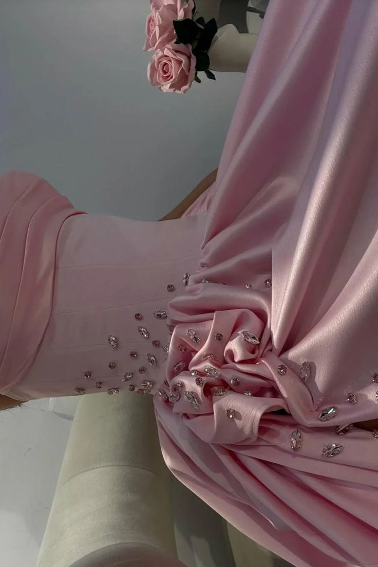 Robe de bal longue en satin rose bébé, décolleté en cœur, coupe trapèze, J8159
