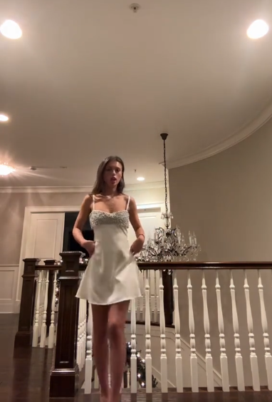 Robe de soirée courte en satin coupe trapèze avec mini-robe perlée J7687