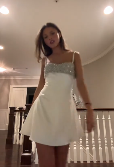 Robe de soirée courte en satin coupe trapèze avec mini-robe perlée J7687