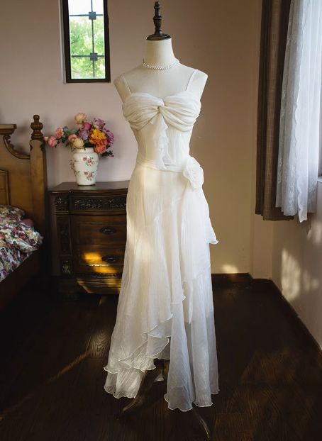 Robe de bal longue élégante à volants ivoire J8480