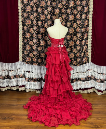 Robe de bal longue rouge à volants et perles, avec traîne, J8630