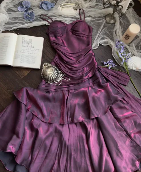 Robe longue violette à bretelles spaghetti et volants à volants J8535