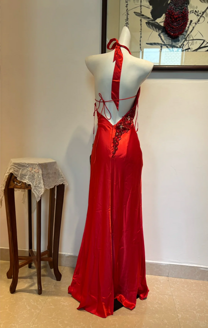 Neckholder-Ballkleid in Rot mit rückenfreiem, langem Rücken, formelles Abendkleid mit Party-Dekor J8457