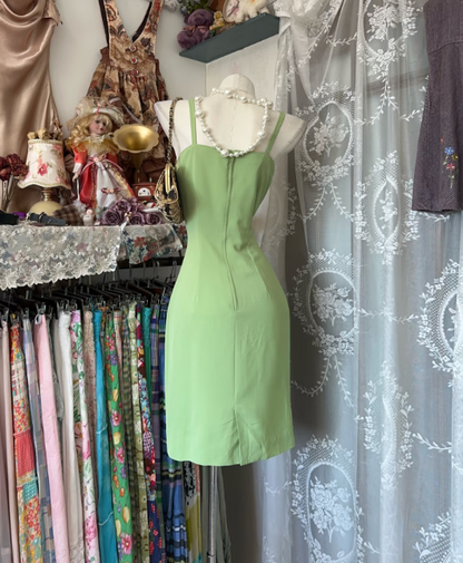 Robe fourreau verte courte en mousseline de soie J8407