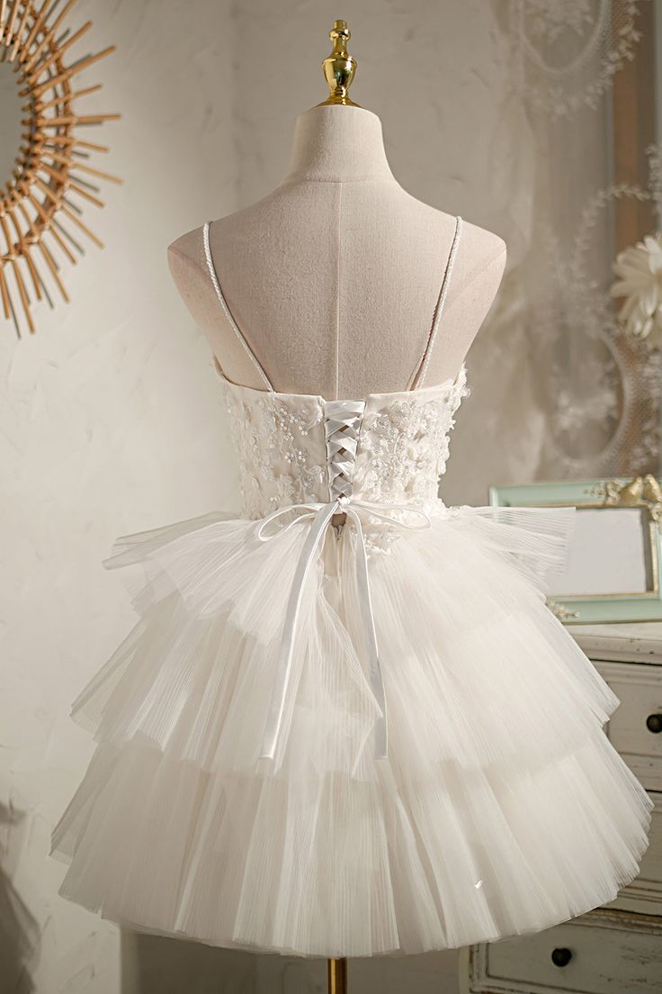 Elfenbeinfarbenes Mini-Heimkehrkleid mit Spaghettiträgern und Applikationen J7632