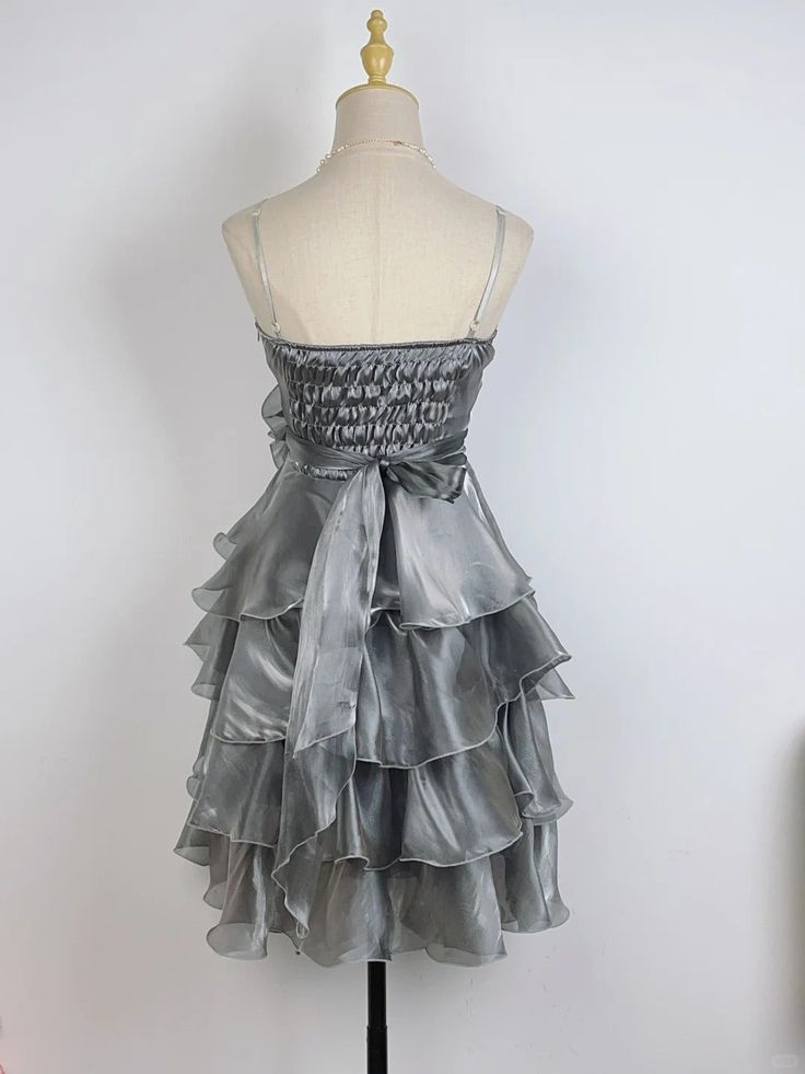 Silbernes gestuftes Homecoming-Kleid mit Spaghettiträgern J7601