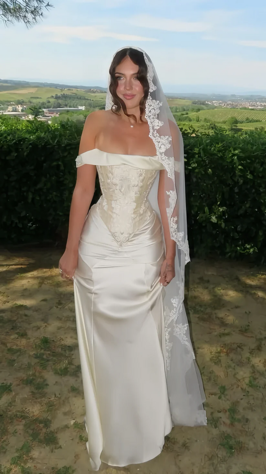 Robe de mariée fourreau à épaules dénudées et appliques J8752