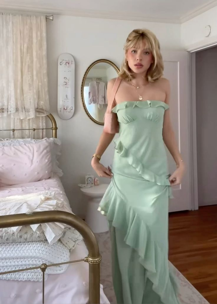 Trägerloses, grünes Etui-Ballkleid mit Rüschen J7363