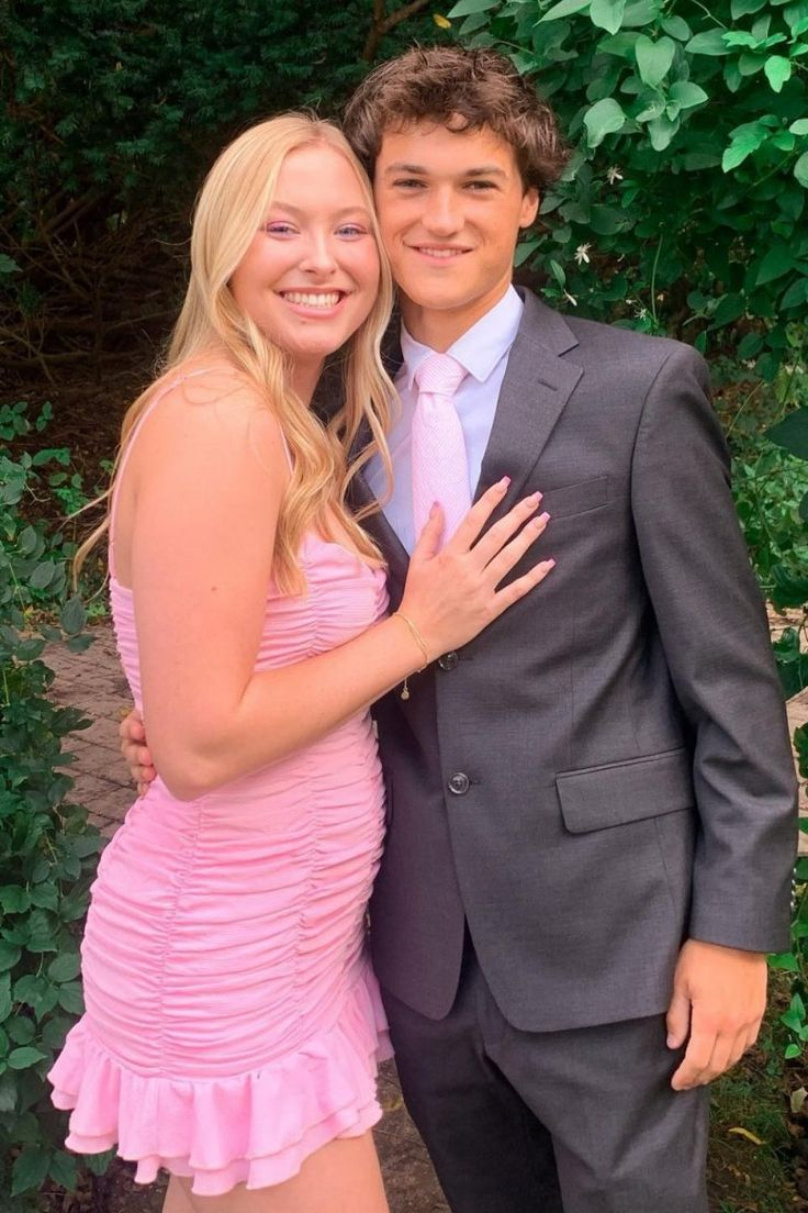 Rosa Etuikleid mit V-Ausschnitt und Plissee, kurzes Homecoming-Kleid J7542