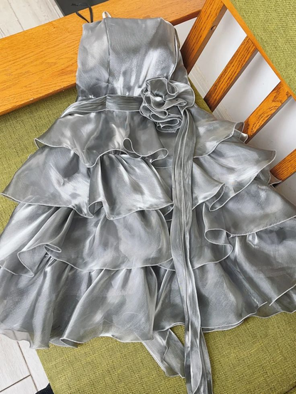 Silbernes gestuftes Homecoming-Kleid mit Spaghettiträgern J7601