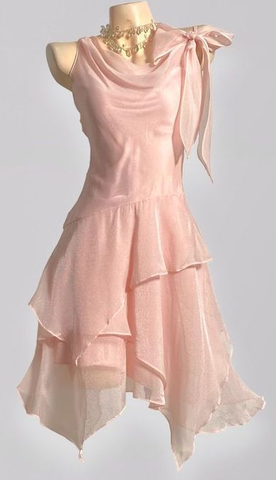 Robe de bal courte rose à volants et coupe trapèze J7484