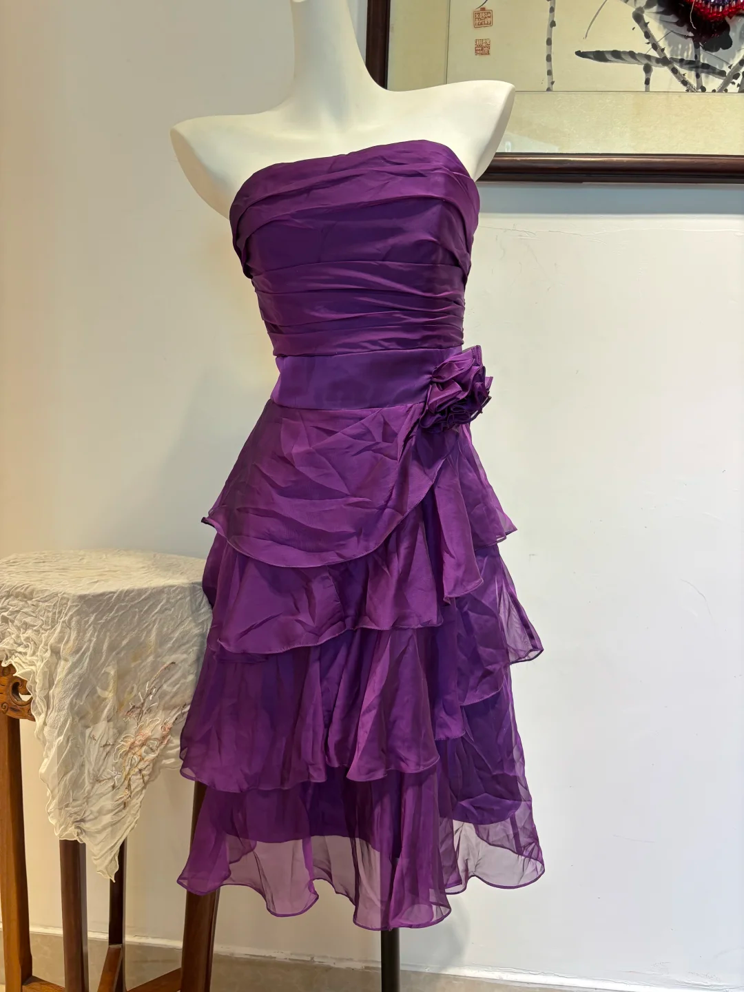 Trägerloses lila mehrlagiges Homecoming-Kleid, formelles Partykleid J8462