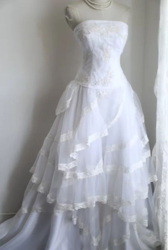 Prinzessin Lagen Spitze A-Linie Brautkleid Trägerloses Brautkleid J8399