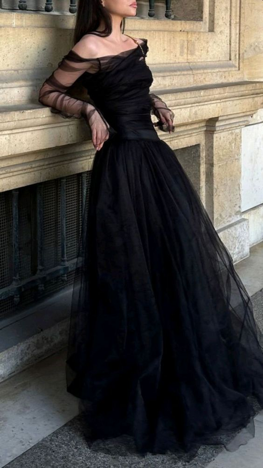 Robe de bal longue noire en tulle à épaules dénudées J8324