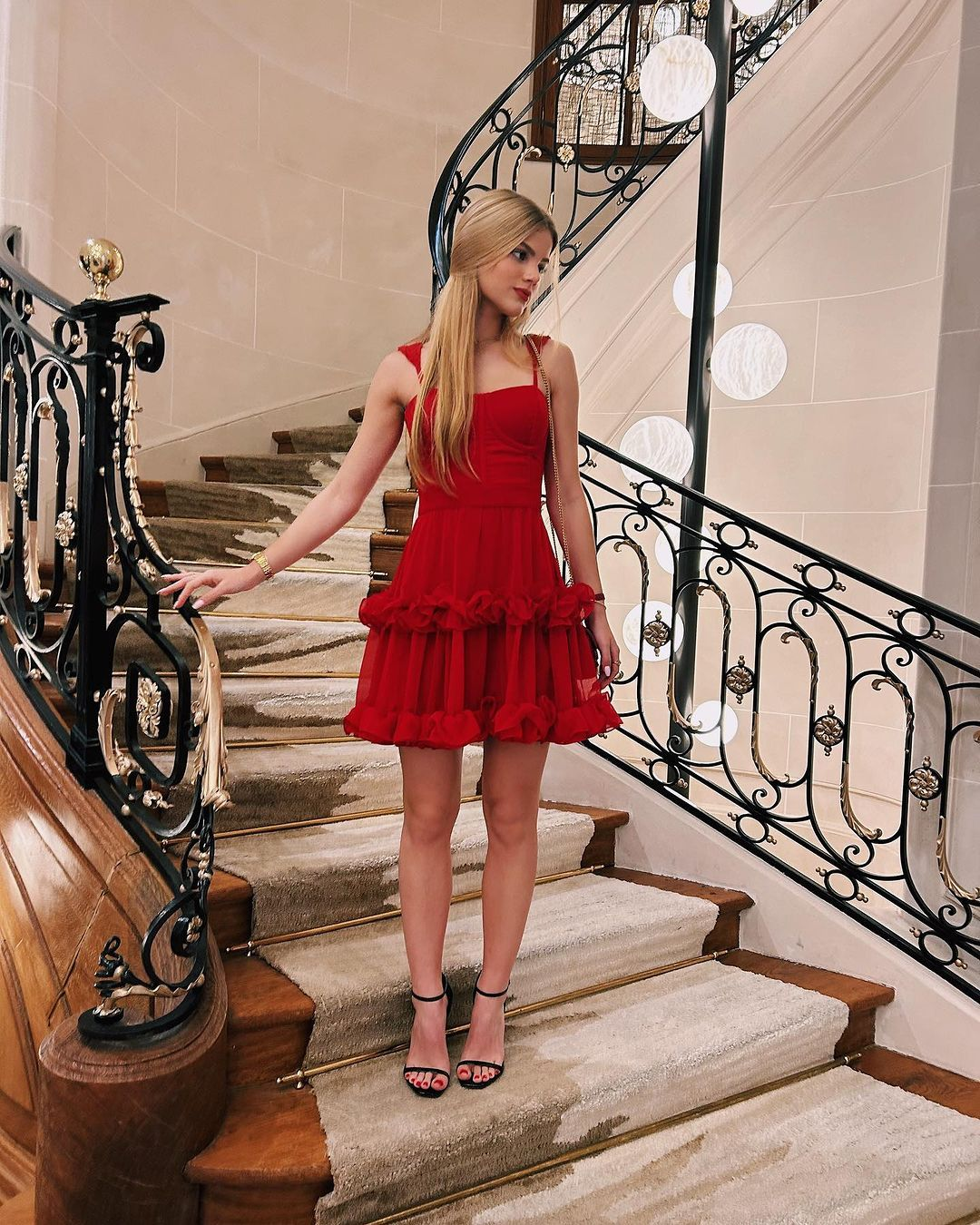 Robe de soirée rouge à bretelles spaghetti et coupe trapèze J7395