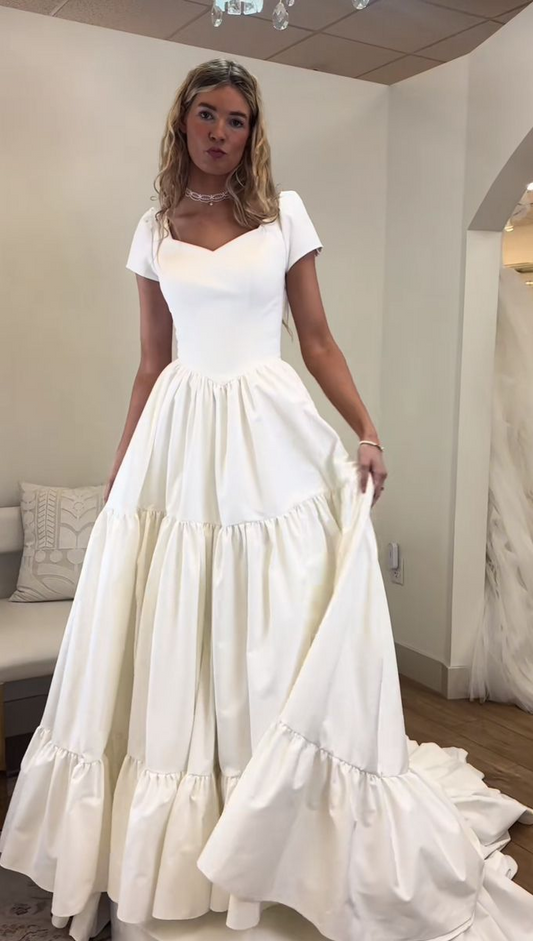 Robe de mariée blanche simple et élégante, coupe trapèze, J8153
