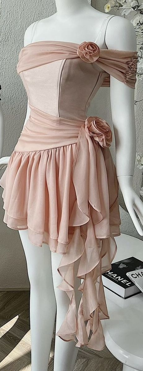 Robe de soirée rose à épaules dénudées et coupe trapèze J7740