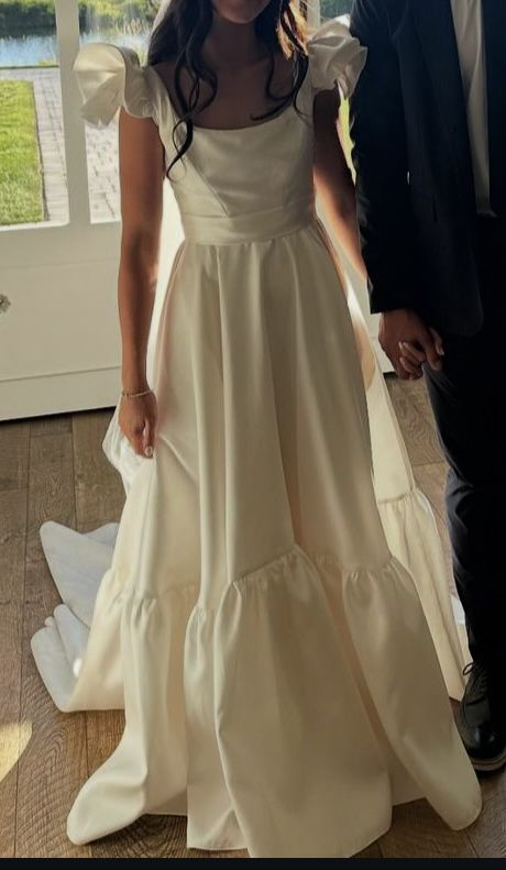 Robe de mariée blanche simple et élégante, coupe trapèze, J8154