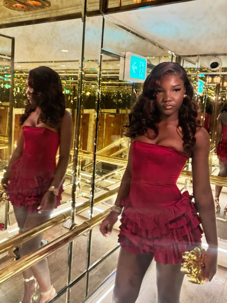 Robe d'anniversaire rouge bustier coupe trapèze en satin mini J7681
