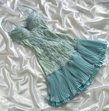 Robe d'anniversaire courte plissée en dentelle bleue à bretelles spaghetti J8388