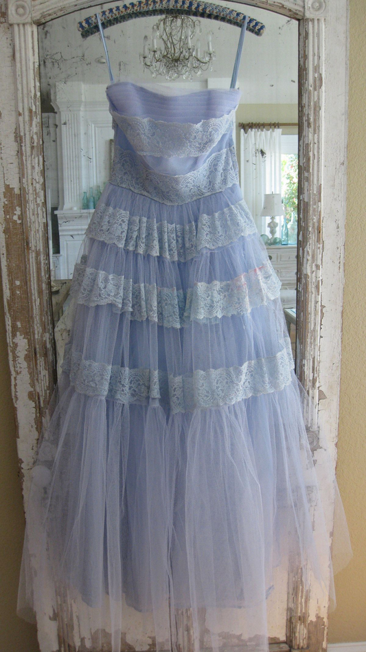 Langes Ballkleid in Lavendel mit Spaghettiträgern und Spitze in A-Linie J8133