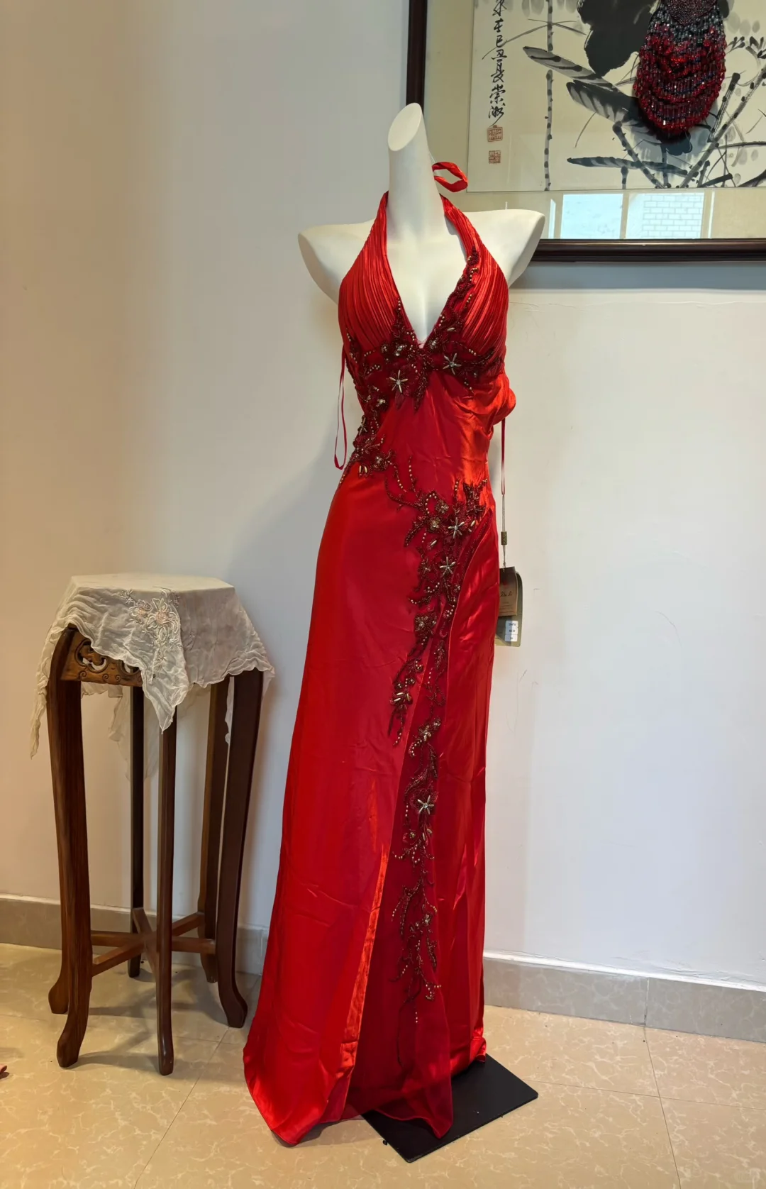 Neckholder-Ballkleid in Rot mit rückenfreiem, langem Rücken, formelles Abendkleid mit Party-Dekor J8457