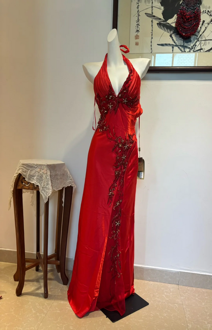 Neckholder-Ballkleid in Rot mit rückenfreiem, langem Rücken, formelles Abendkleid mit Party-Dekor J8457
