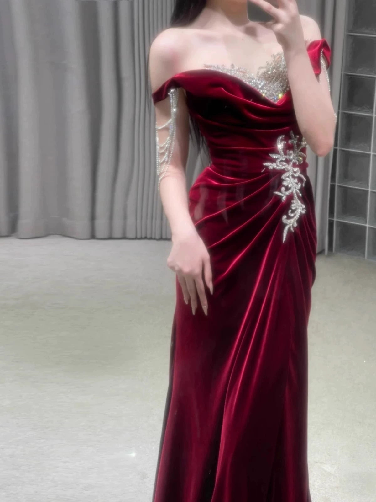 Robe de soirée longue style sirène bordeaux ornée de perles J8618