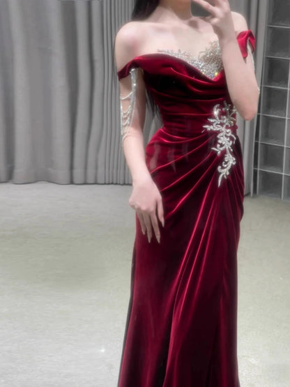 Robe de soirée longue style sirène bordeaux ornée de perles J8618