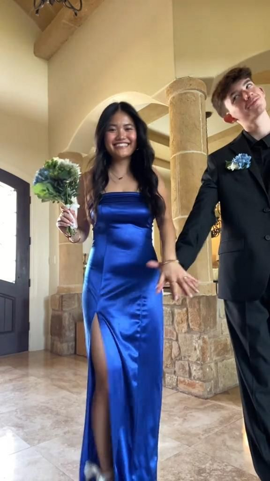 Trägerloses Etuikleid in Königsblau mit Schlitz J8260