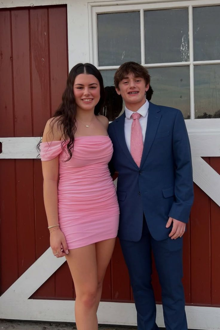 Schulterfreies, rosa, gerüschtes Etuikleid J7282