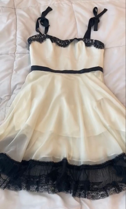 Robe de soirée courte ivoire coupe trapèze avec bretelles en dentelle J7715