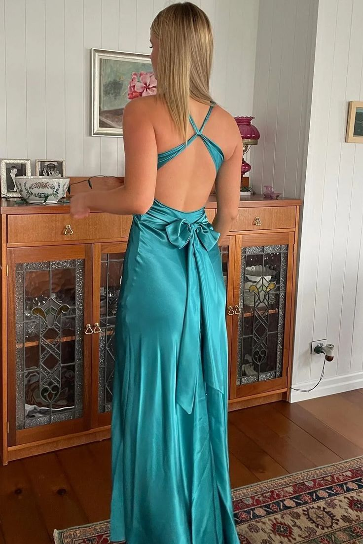 Robe de soirée longue fendue en satin à col en V et dos nu J6295