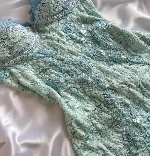 Robe d'anniversaire courte plissée en dentelle bleue à bretelles spaghetti J8388
