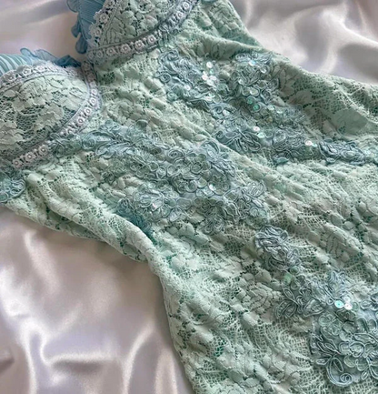 Robe d'anniversaire courte plissée en dentelle bleue à bretelles spaghetti J8388