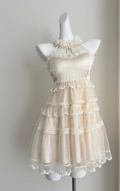 Robe de soirée en dentelle avec col licou et jupe d'anniversaire J7550