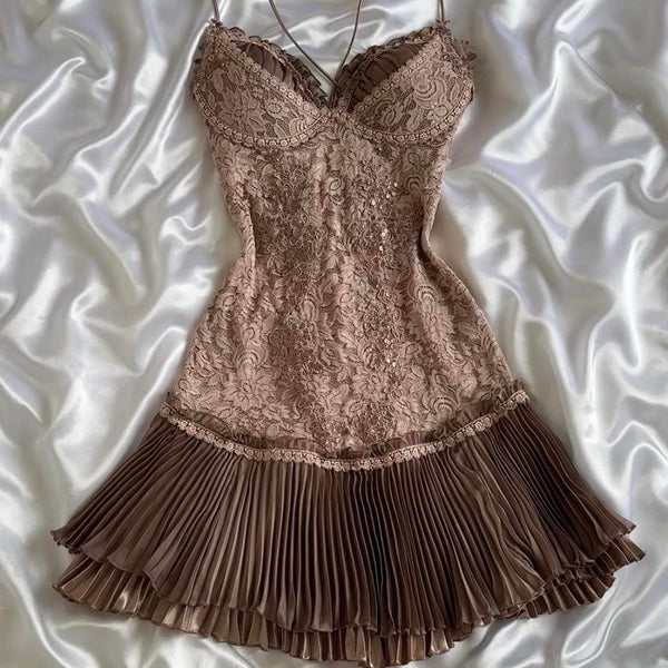 Robe d'anniversaire courte plissée en dentelle à bretelles spaghetti et coupe trapèze J8147