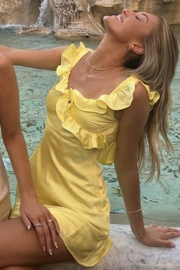 Robe de soirée courte en satin jaune à bretelles et volants J6971