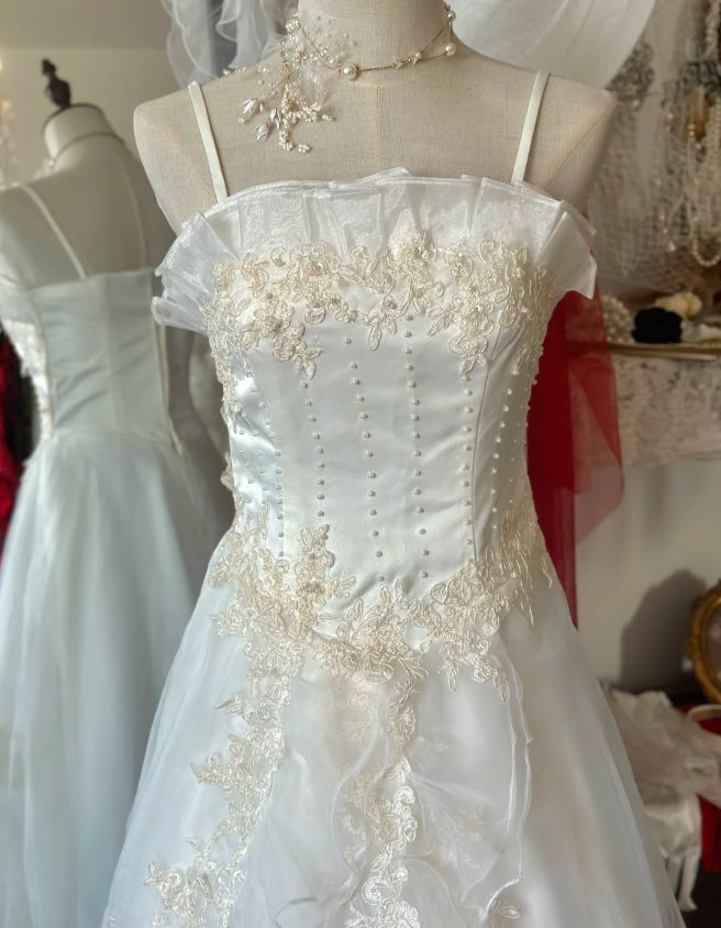 Vintage A Line Ruffled Wedding Dress Applique Bridal Dress J8398