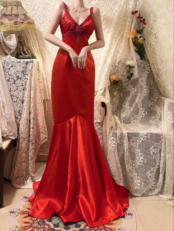 Robe de soirée longue en satin rouge à col en V et perles, style sirène, J8779