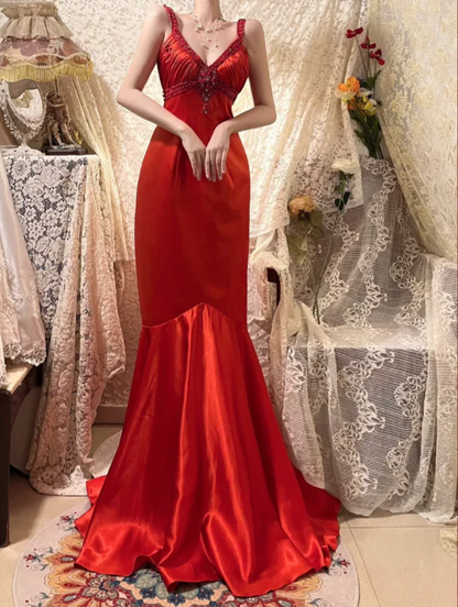 Robe de soirée longue en satin rouge à col en V et perles, style sirène, J8779