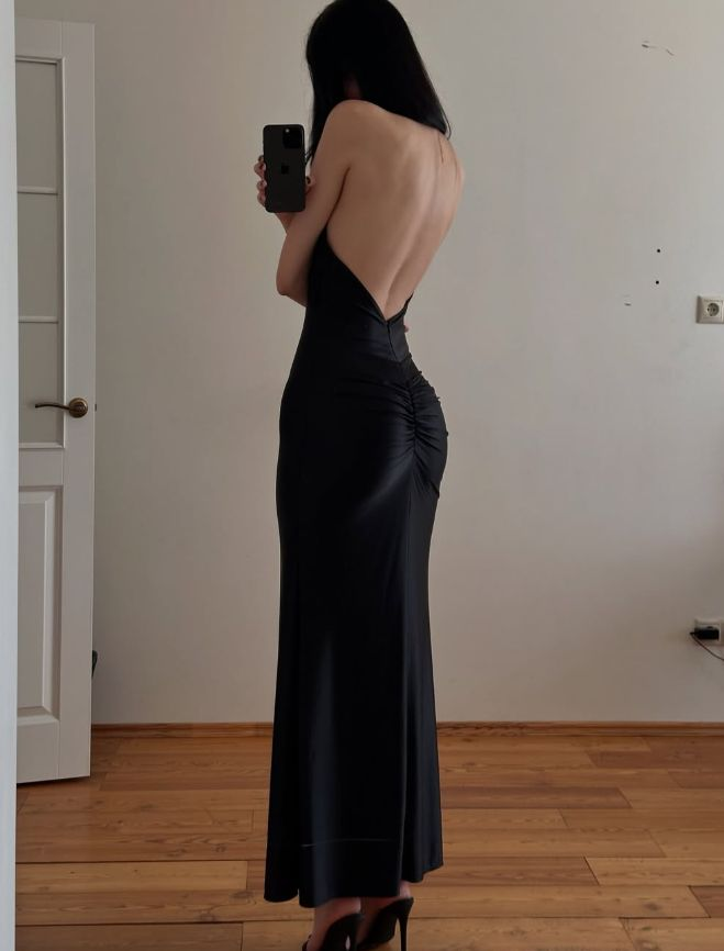 Robe de soirée élégante en satin noir à col licou et sirène J7845