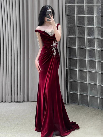 Robe de soirée longue style sirène bordeaux ornée de perles J8618