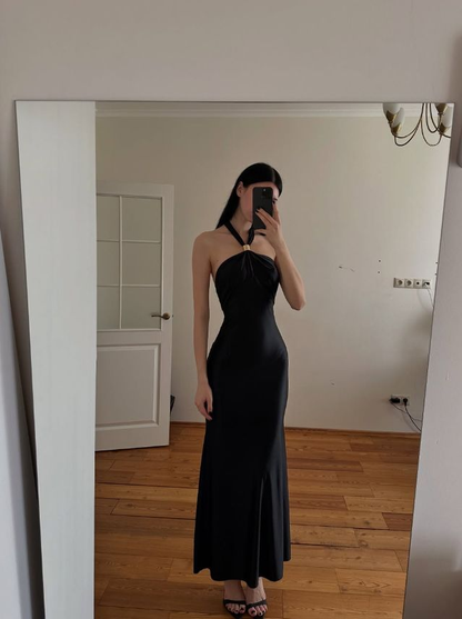 Robe de soirée élégante en satin noir à col licou et sirène J7845