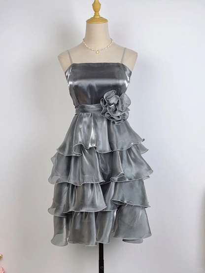 Silbernes gestuftes Homecoming-Kleid mit Spaghettiträgern J7601