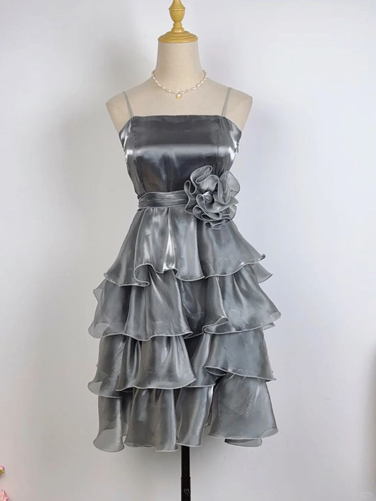Silbernes gestuftes Homecoming-Kleid mit Spaghettiträgern J7601