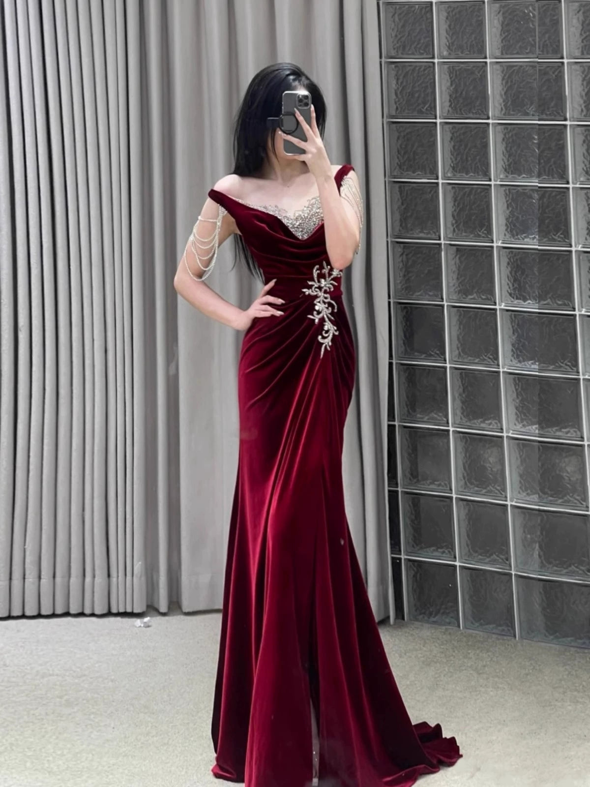 Robe de soirée longue style sirène bordeaux ornée de perles J8618