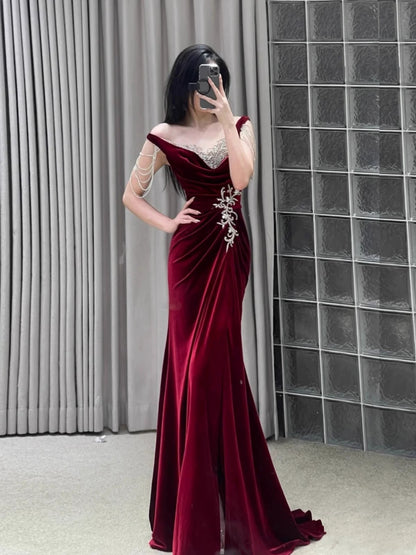 Robe de soirée longue style sirène bordeaux ornée de perles J8618